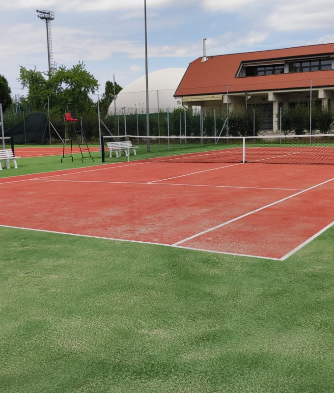 campo da tennis nuovo